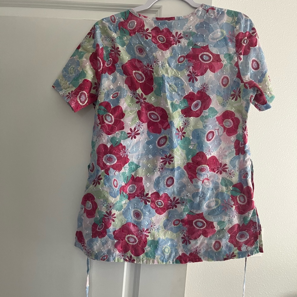 Medical scrub top